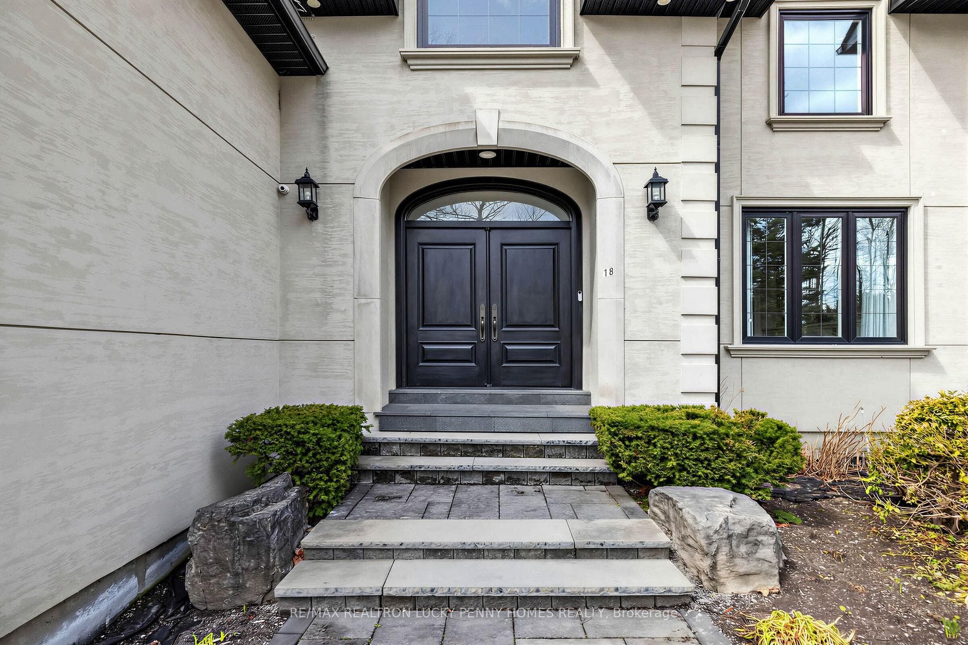 18 Walnut Glen Place photo 4