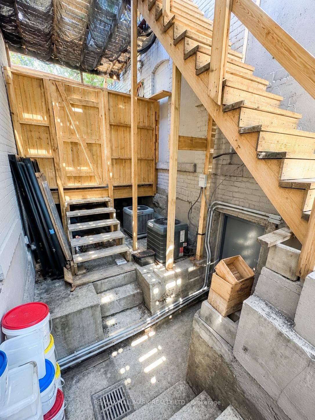 340 Barton Street photo 12