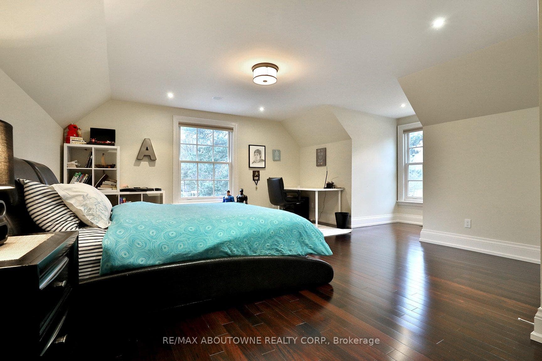 Bedroom w/ semi-ensuite