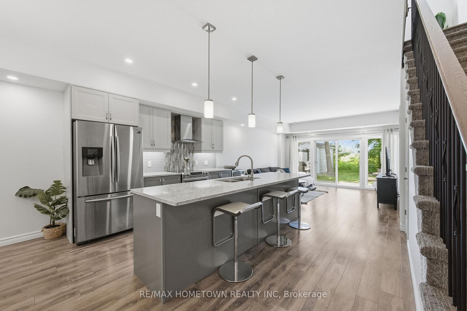 Quartz countertops, stainless steel appliances