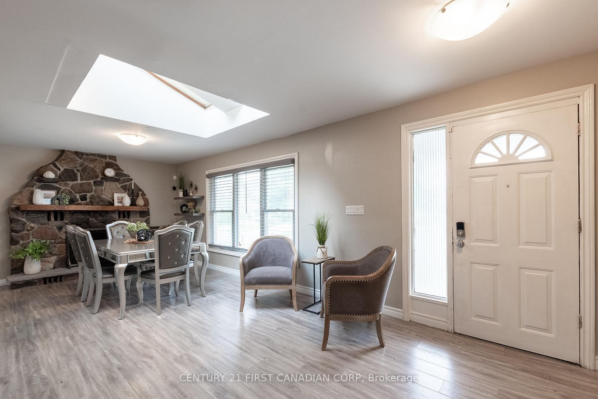 16 Ponderosa Crescent photo 4