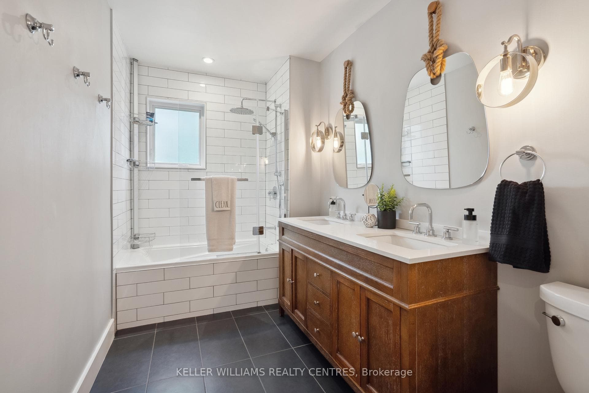 5215 Broughton Crescent photo 20