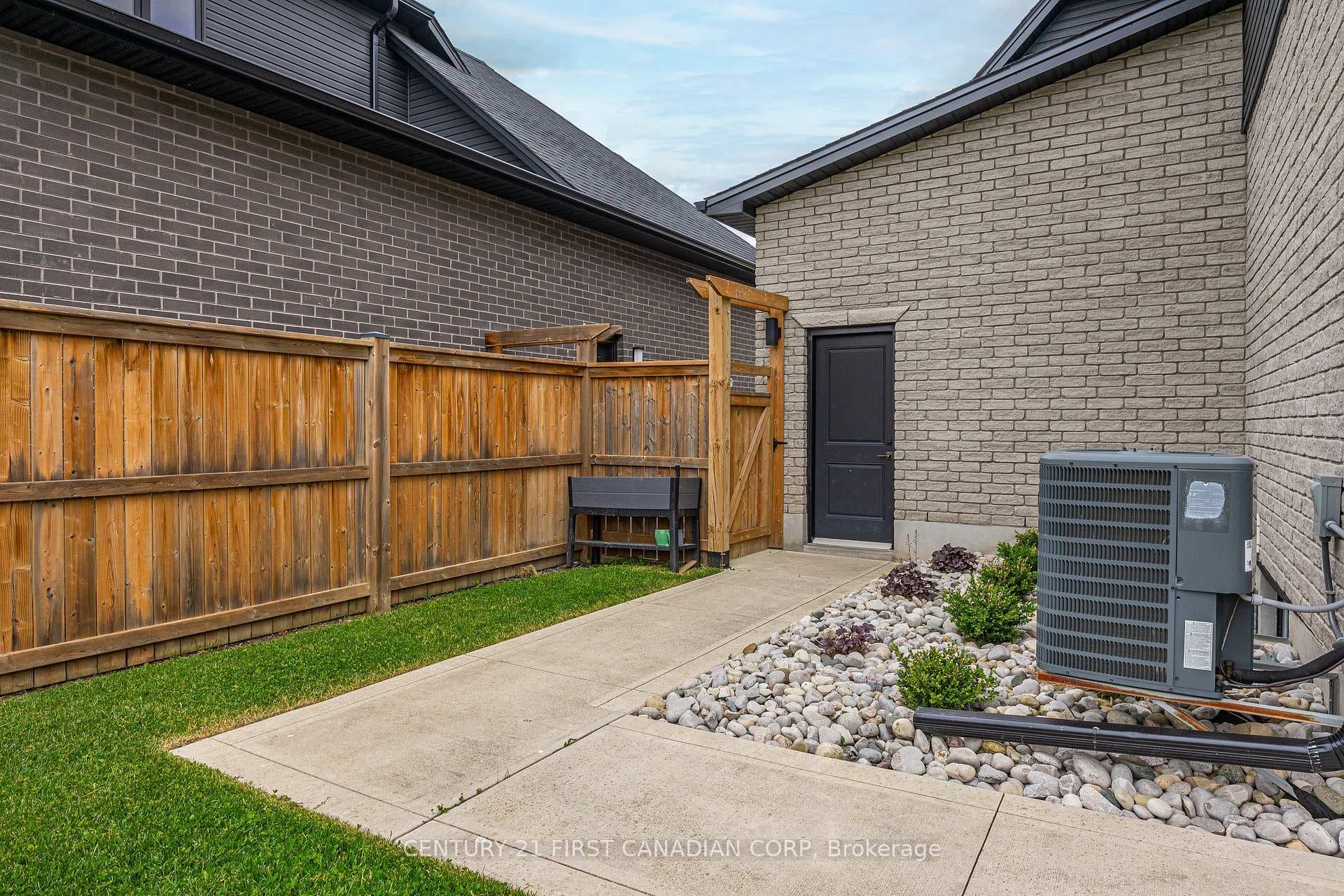 8 Oscar Davis Court photo 32