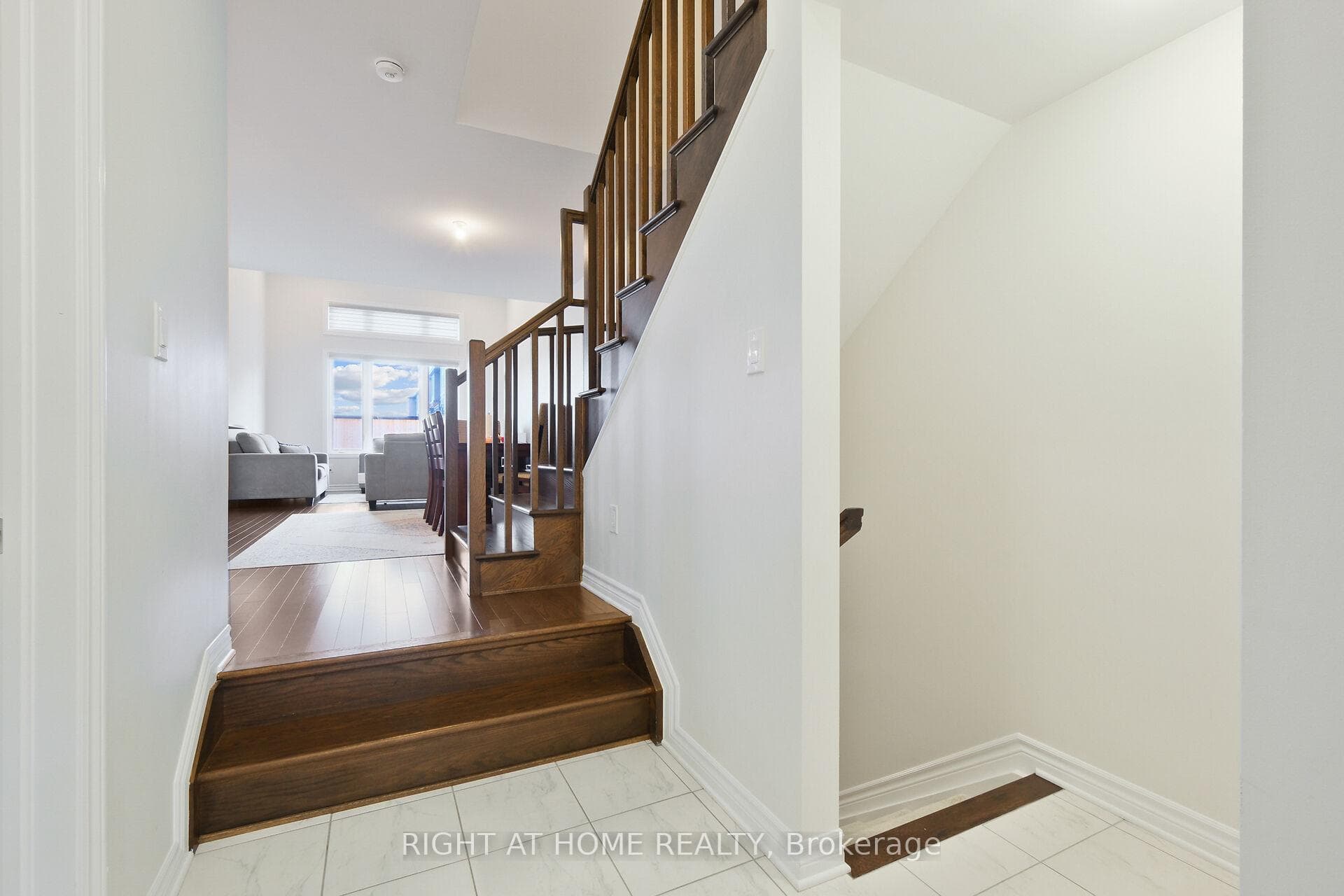956 Socca Crescent photo 9