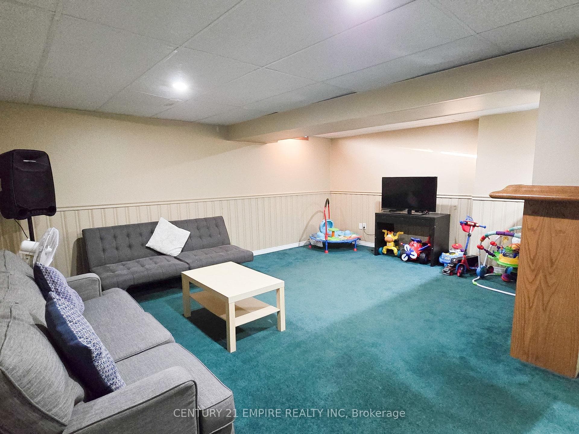 154 Adele Crescent photo 21