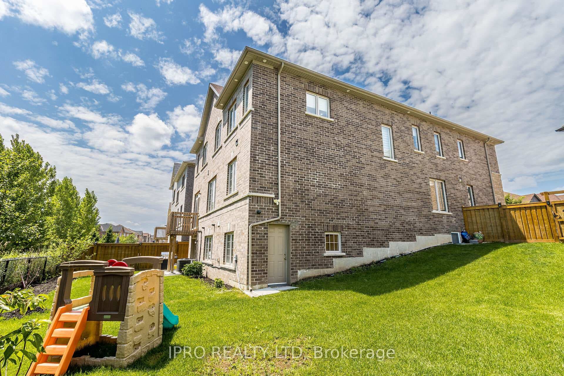 34 Ezra Crescent photo 37