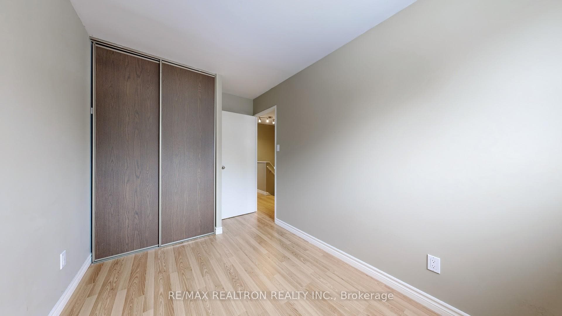 747 Elgin Street photo 19