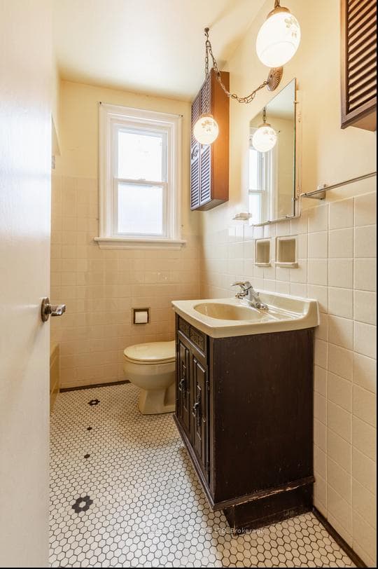 228 Bond Street photo 22