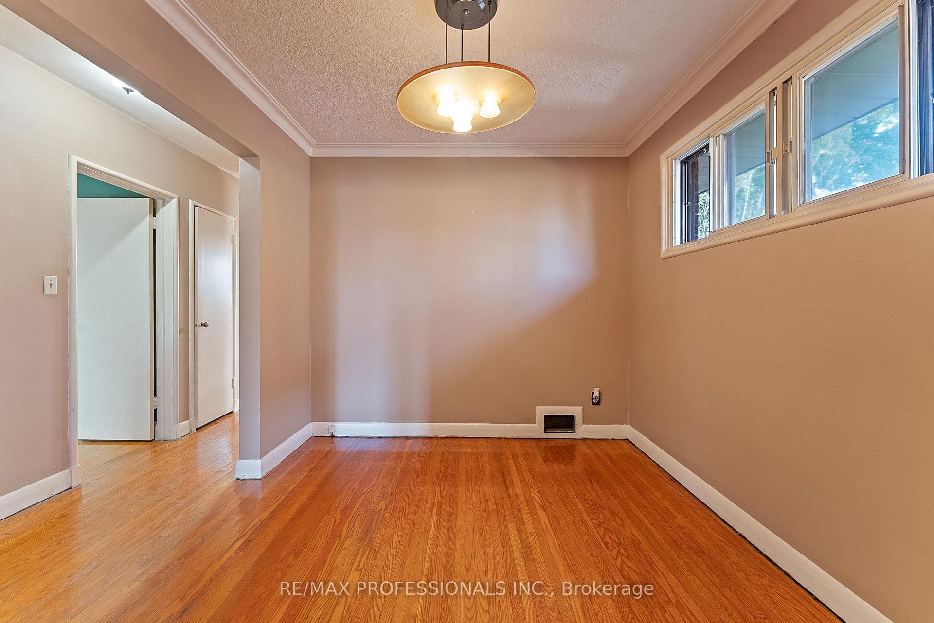 4 Lloyd Manor Road photo 9