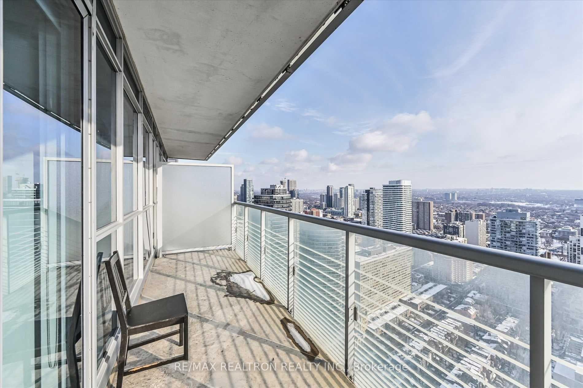 386 Yonge Street Unit 4103 photo 14
