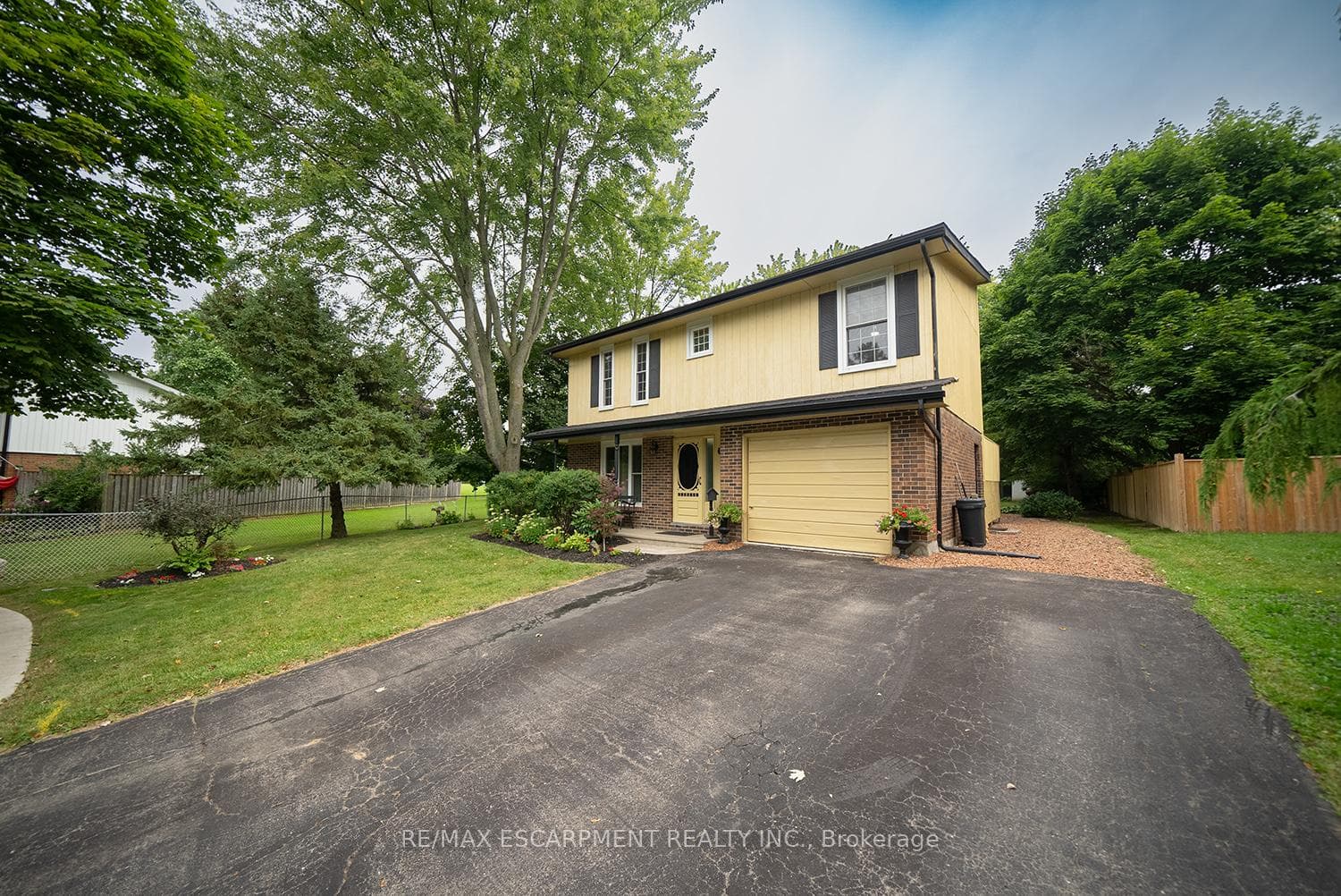 60 Fieldgate Drive photo 4