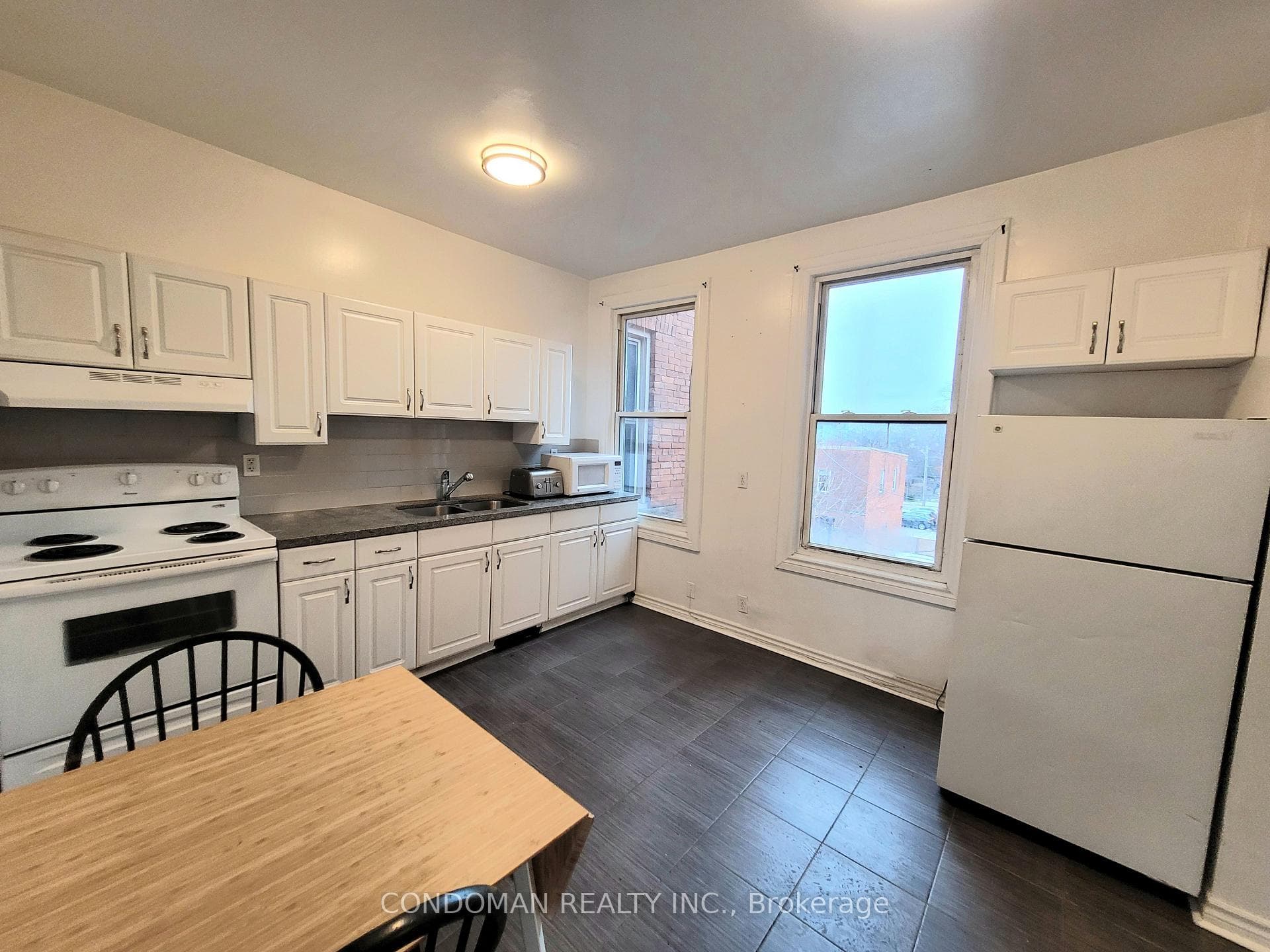 139 1/2 John Street Unit 6 photo 4