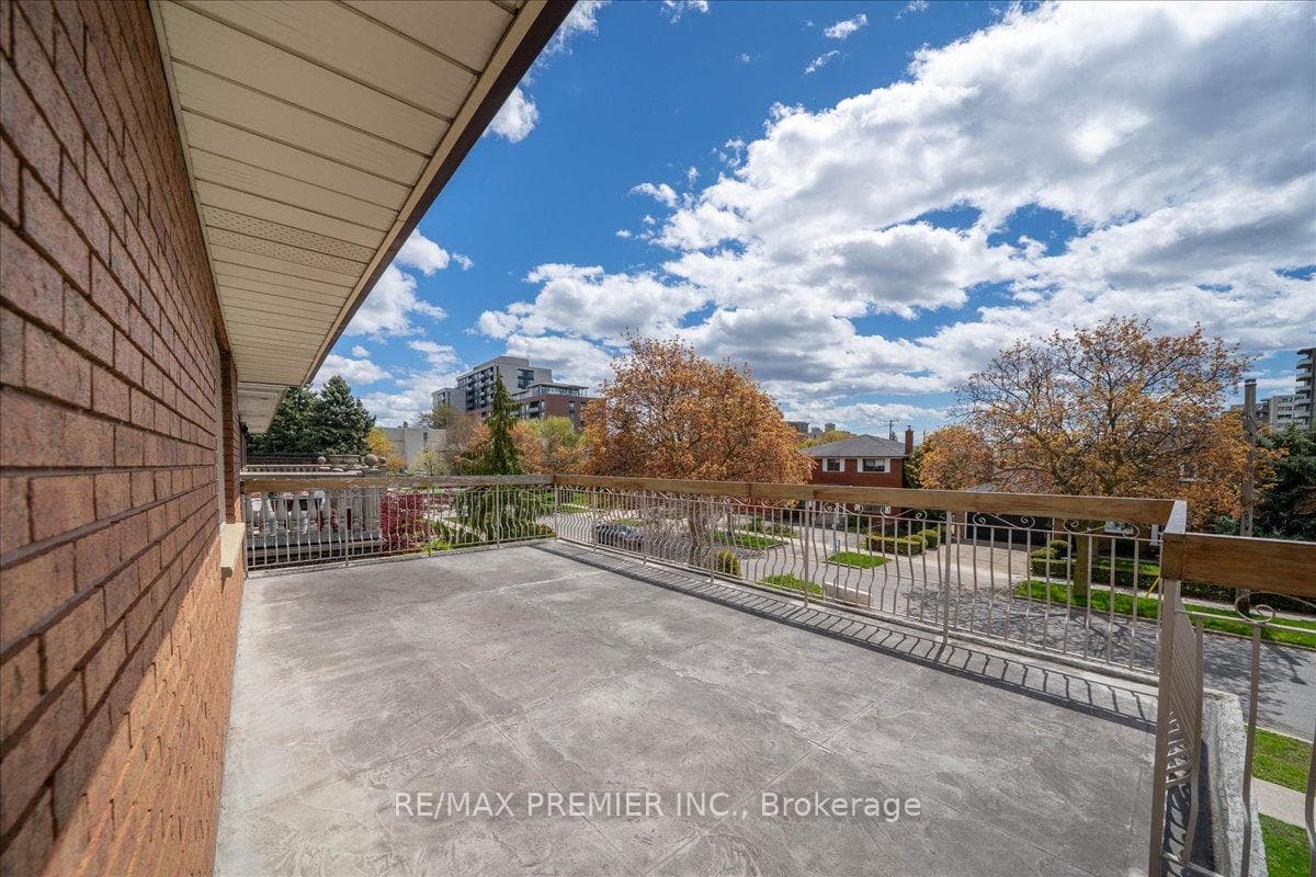100 Hallsport Crescent photo 32