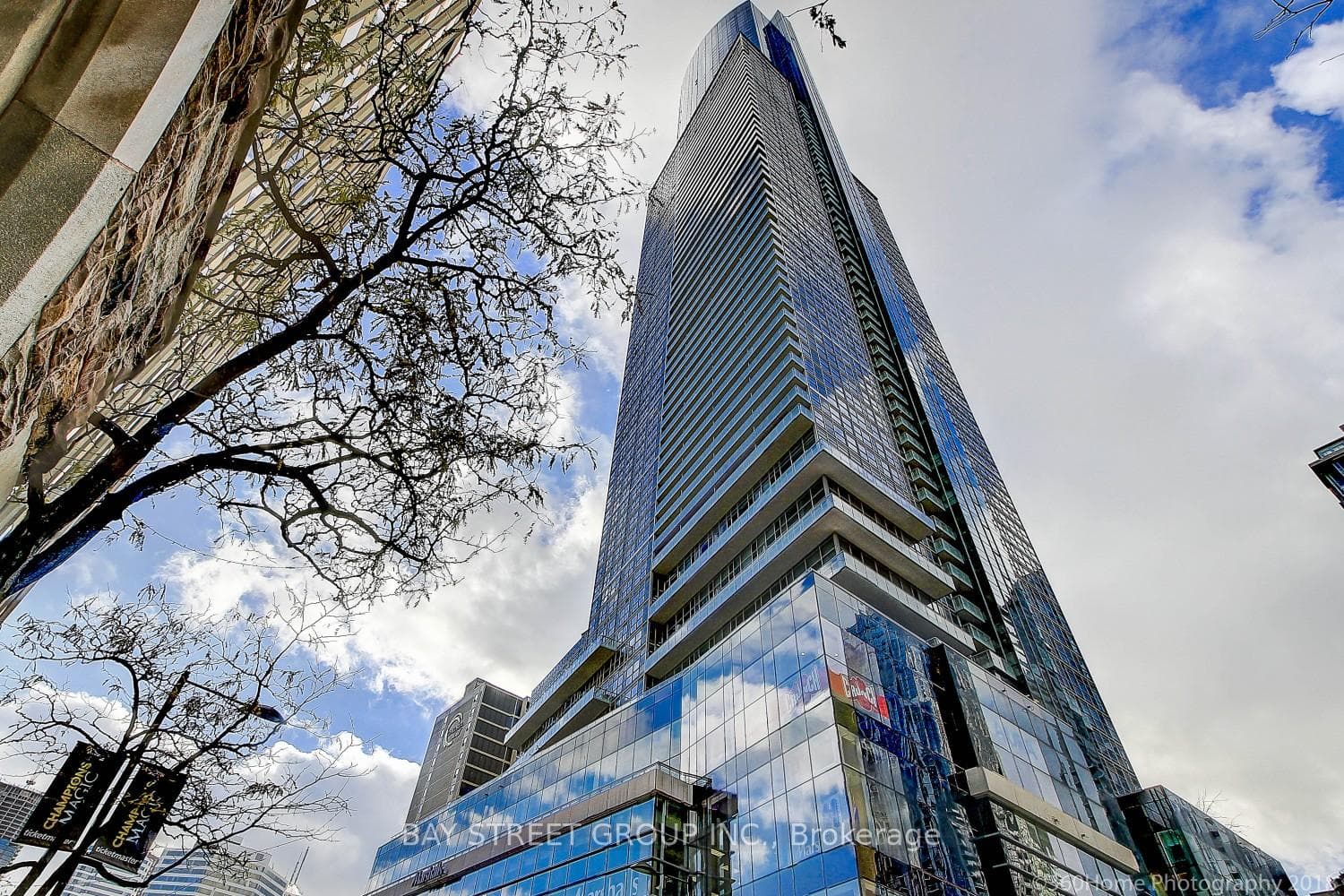 388 Yonge Street Unit 6709 photo 1