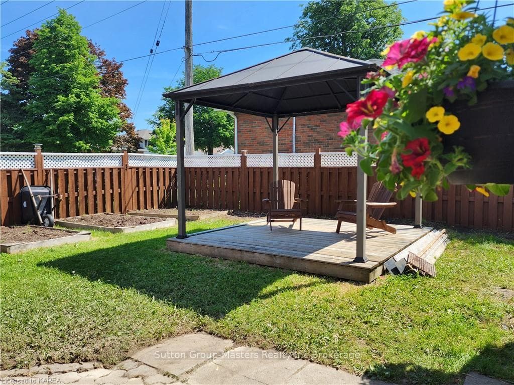 172 BYRON Crescent photo 3