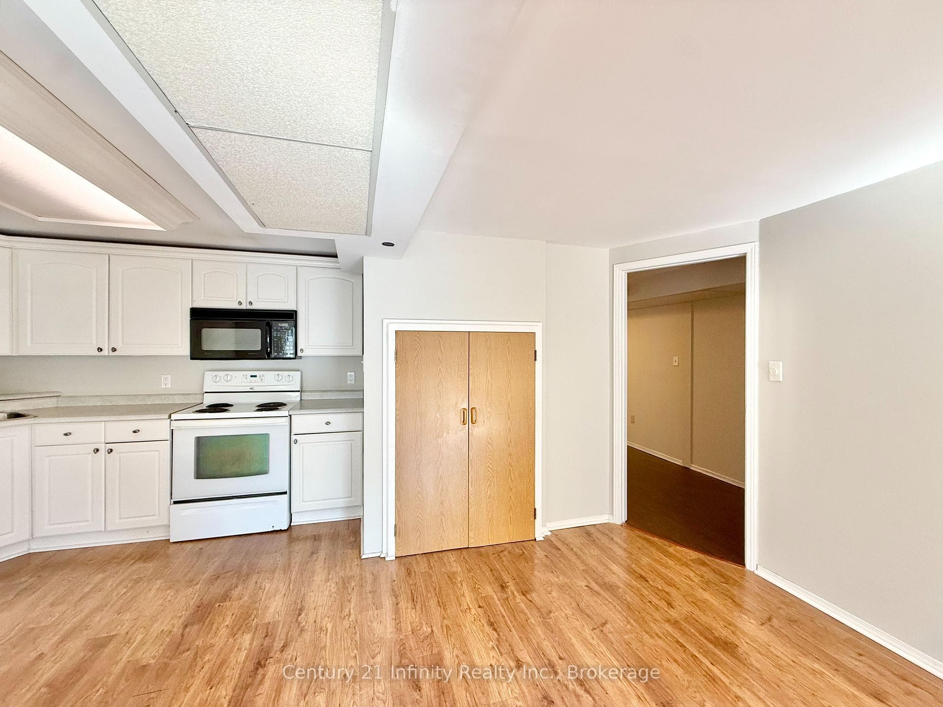 384 Leslie Street photo 6