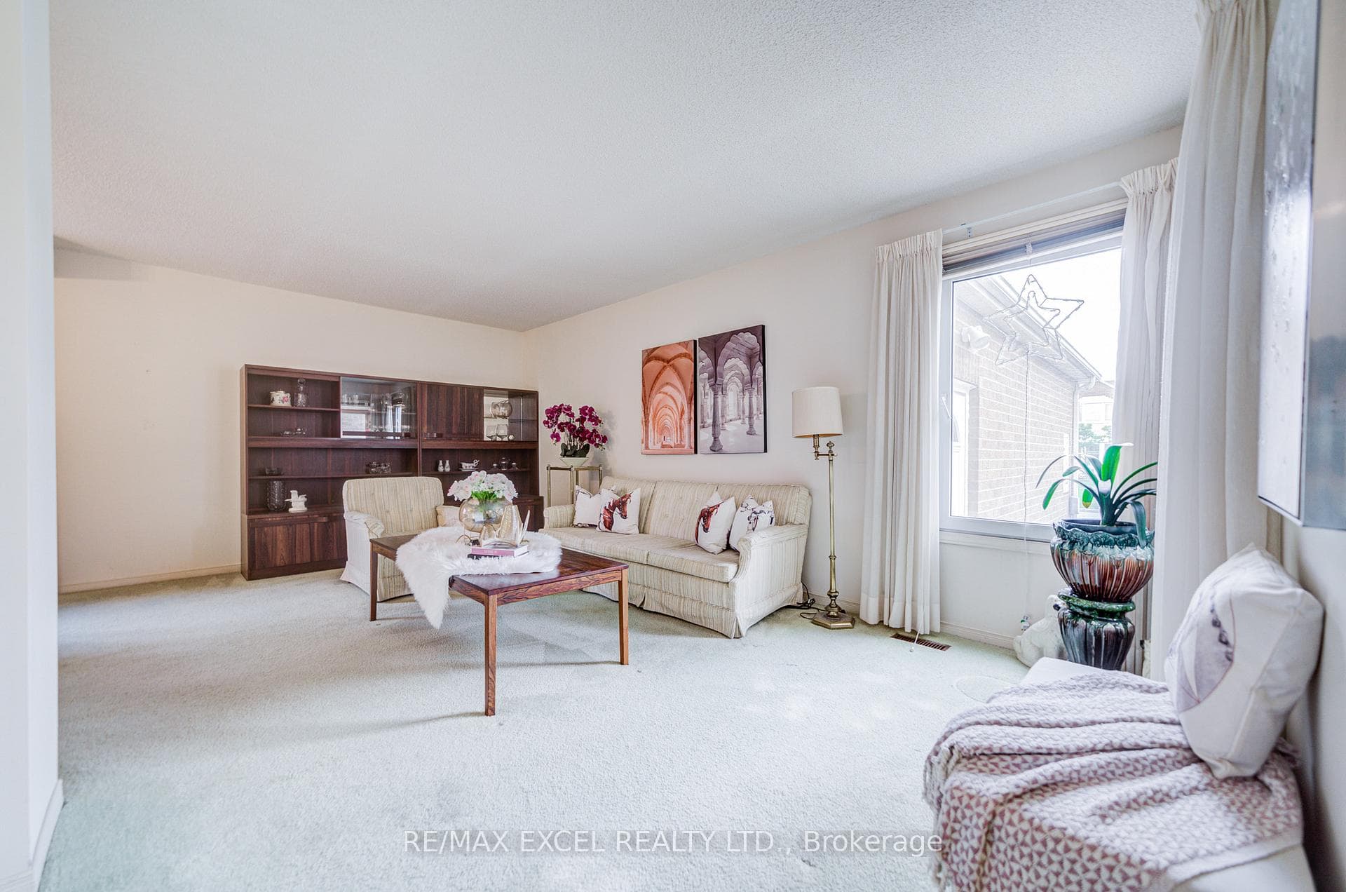 74 Holmbush Crescent photo 7