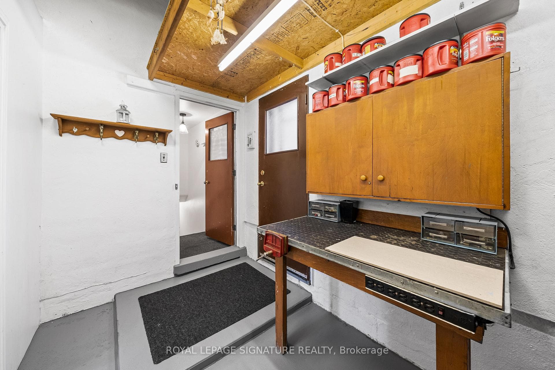2166 Victoria Street photo 32