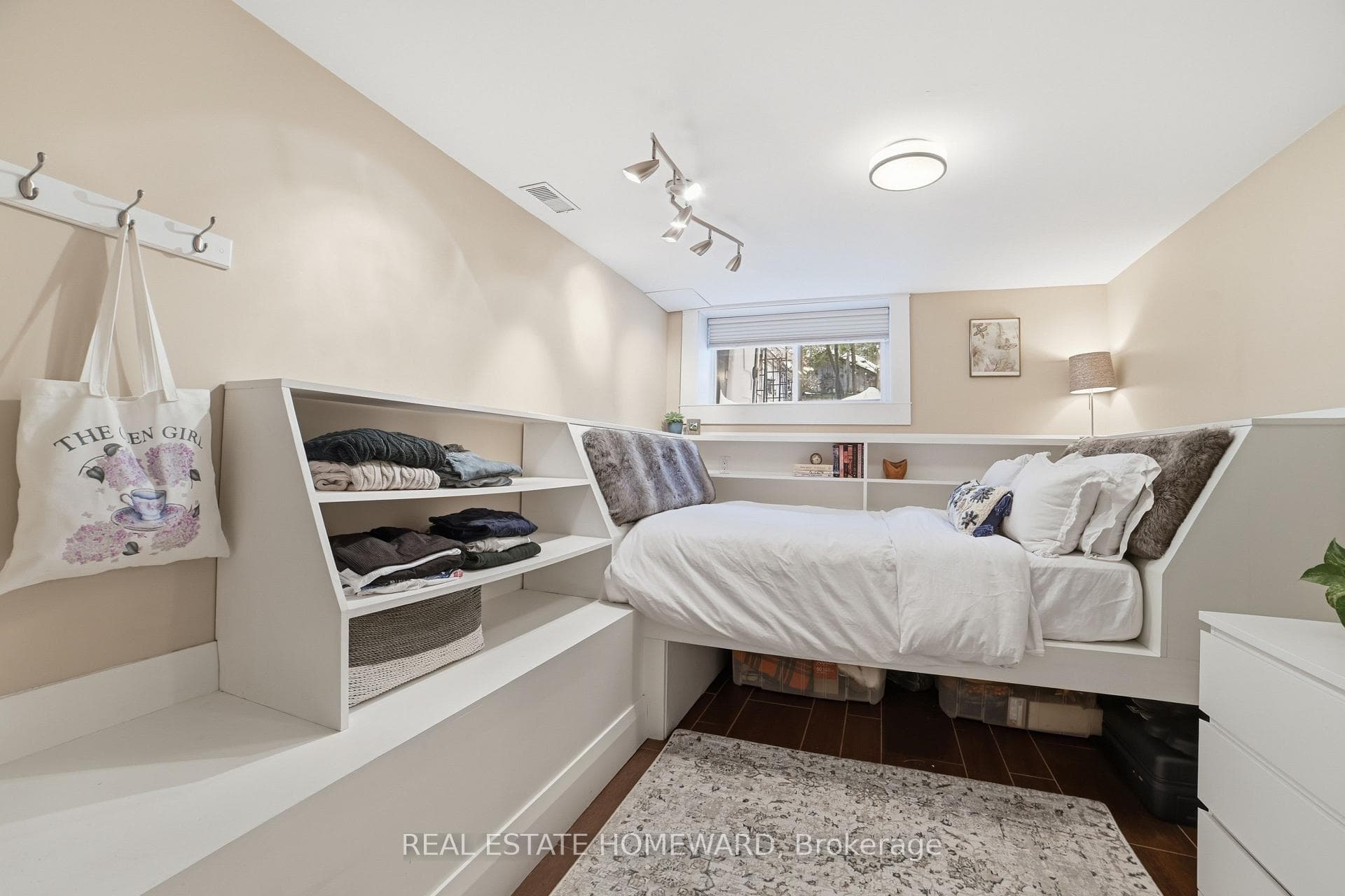 101 Bertmount Avenue photo 27