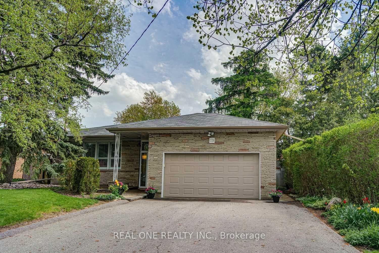 19 Versend Drive photo 1