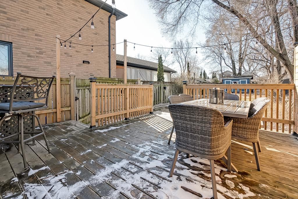 212 Macaulay Street photo 30