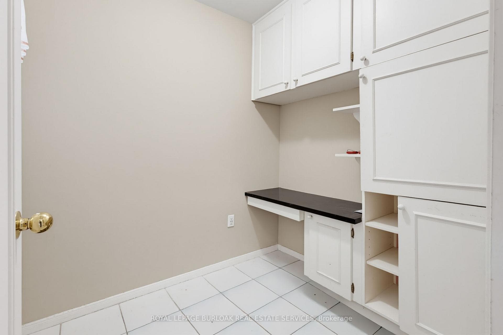 304 Oakwood Court photo 23