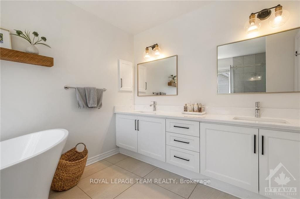 8 NEWBOROUGH Crescent photo 18
