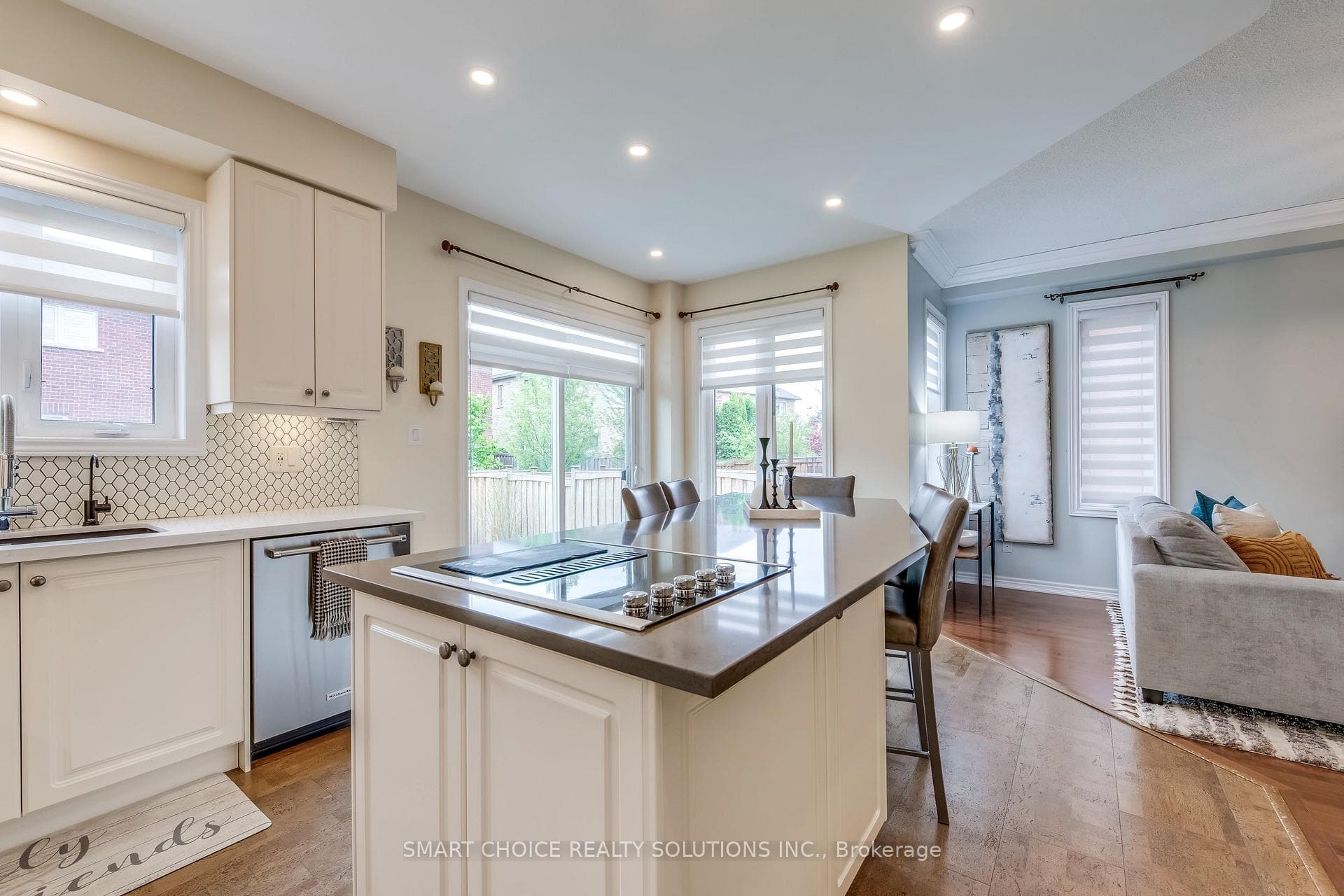 345 Giddings Crescent photo 13