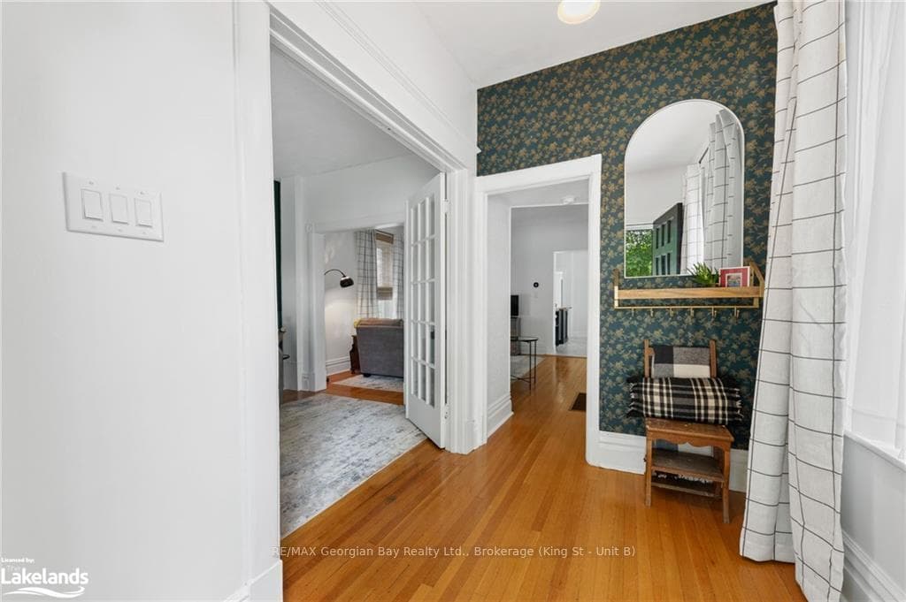354 QUEEN Street photo 4