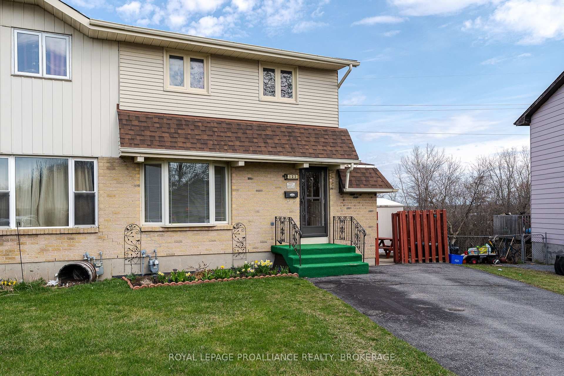 123 Wycliffe Crescent photo 3
