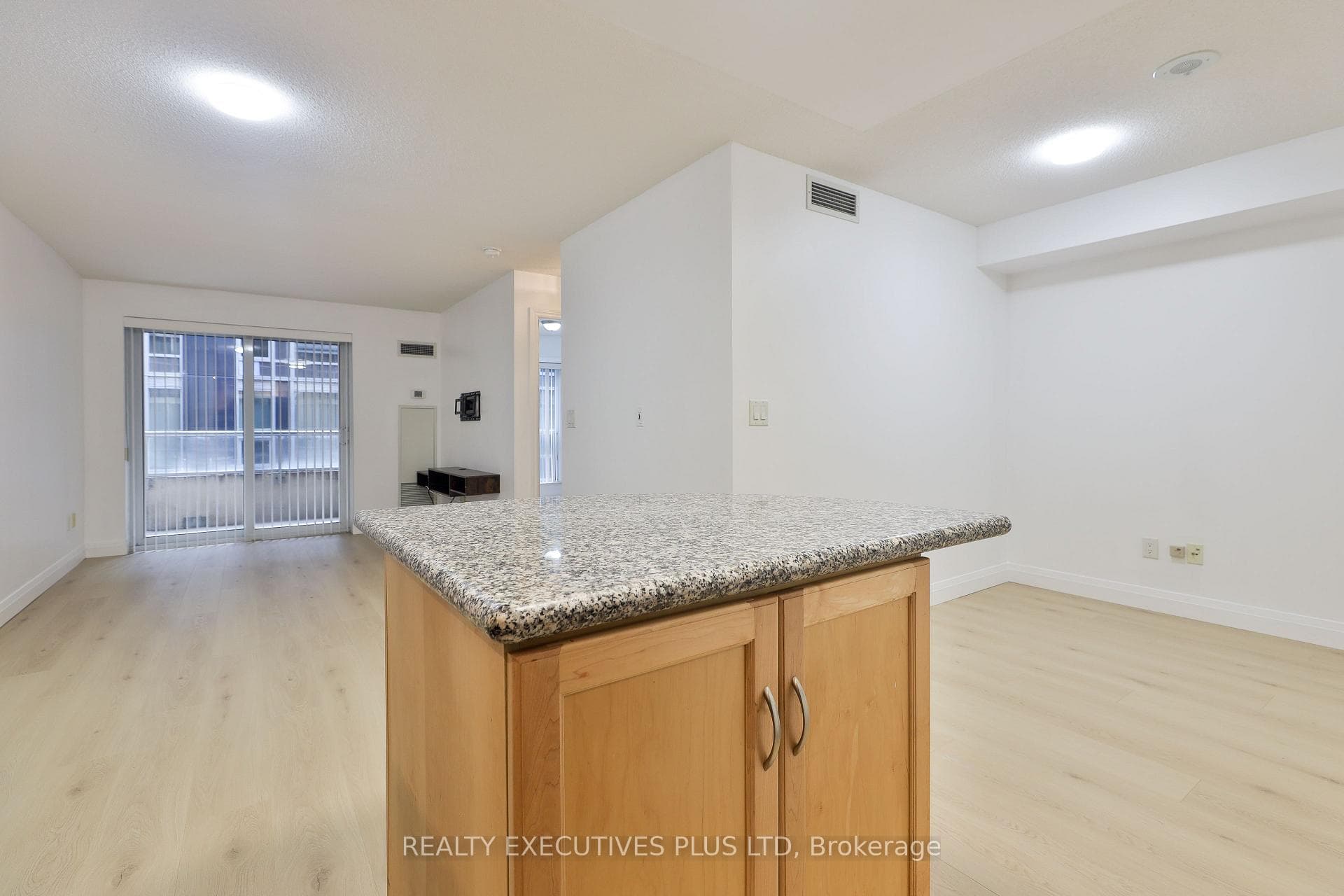 250 Wellington Street Unit 1028 photo 12