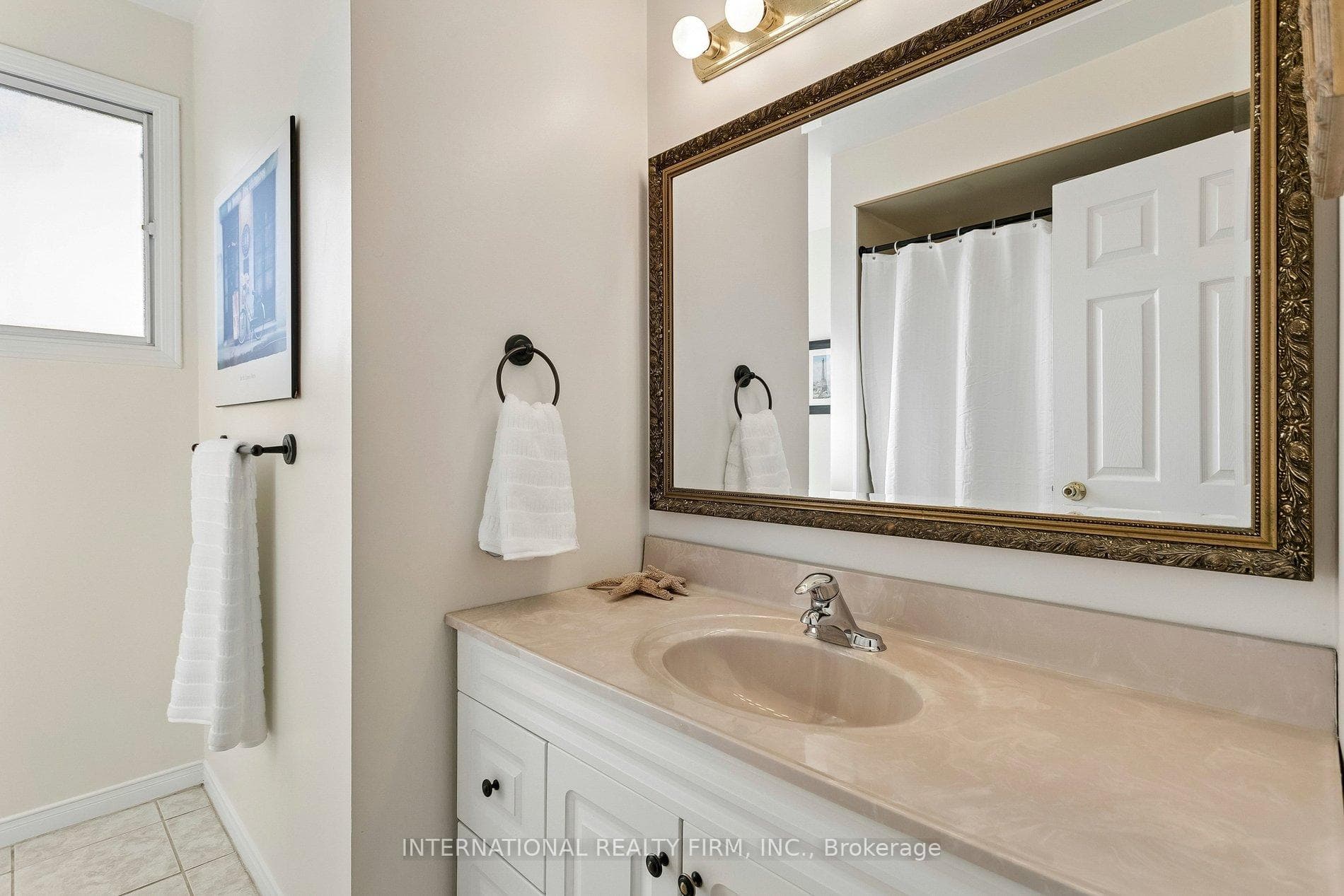 1326 Roxborough Crescent photo 18