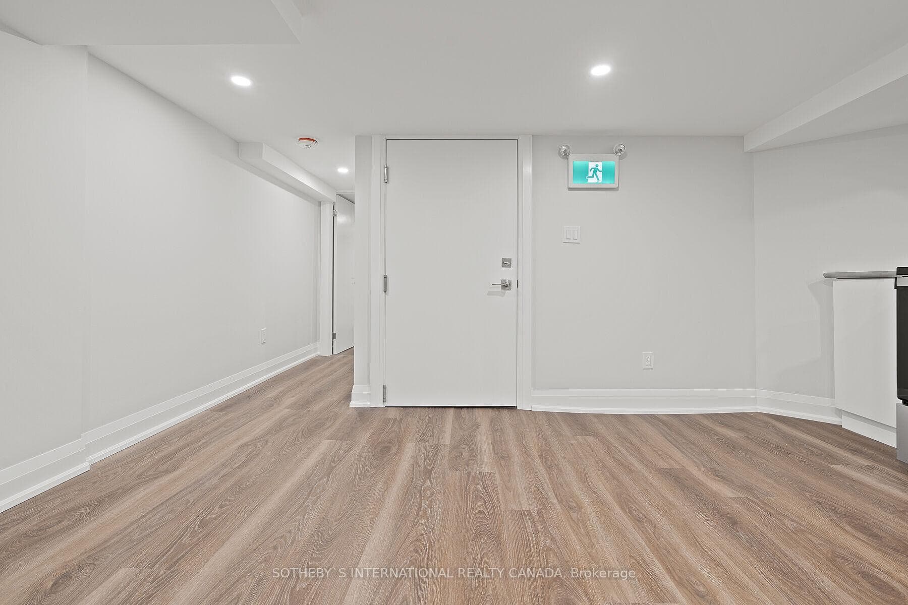 30 Strathgowan Avenue Unit Lower photo 3