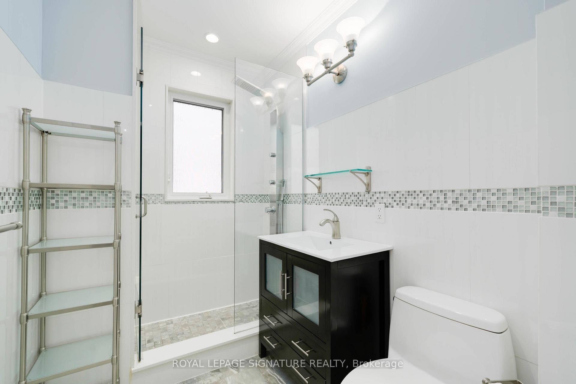 133 Chaplin Crescent photo 25