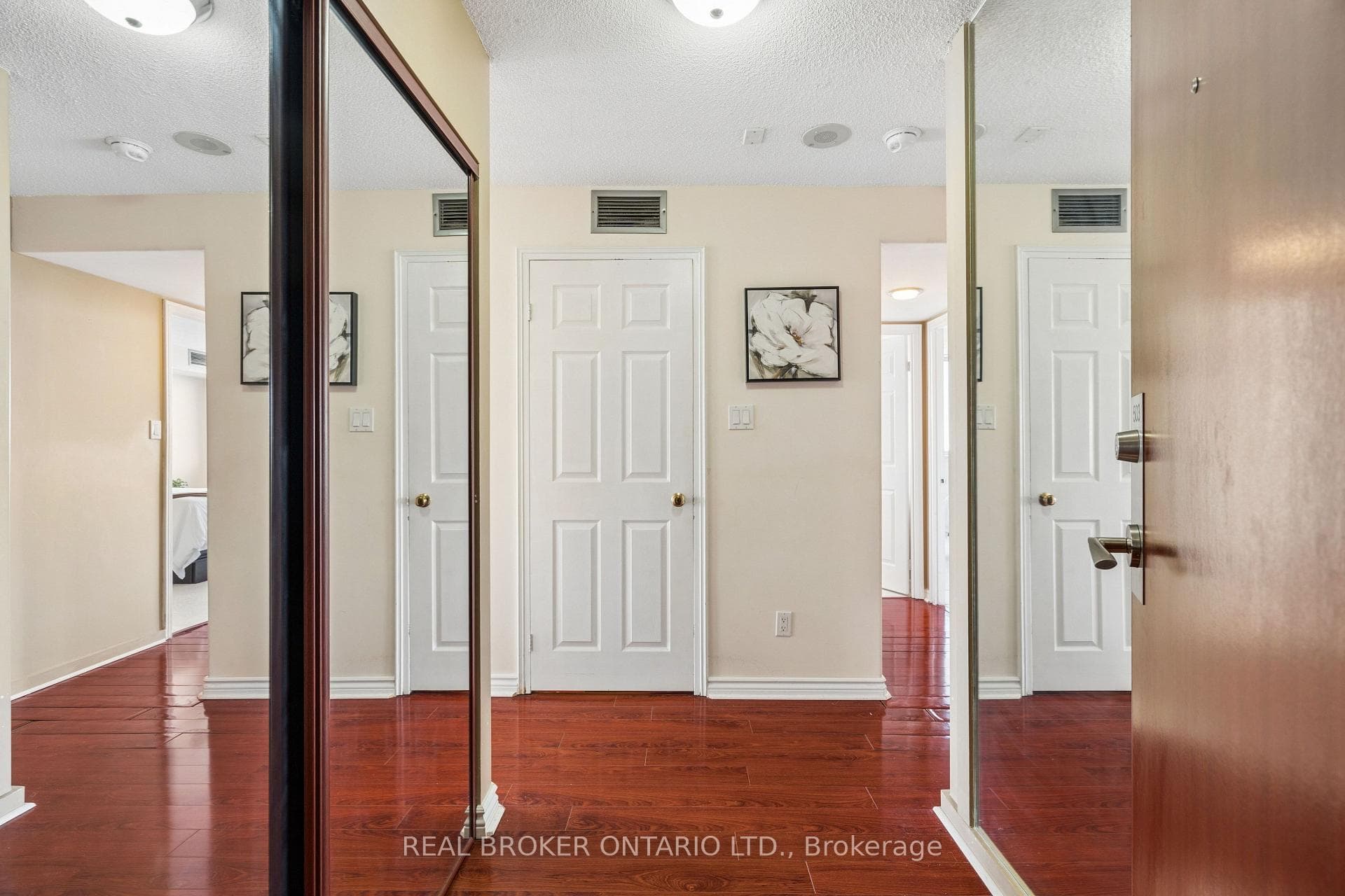 880 Dundas Street Unit 503 photo 4