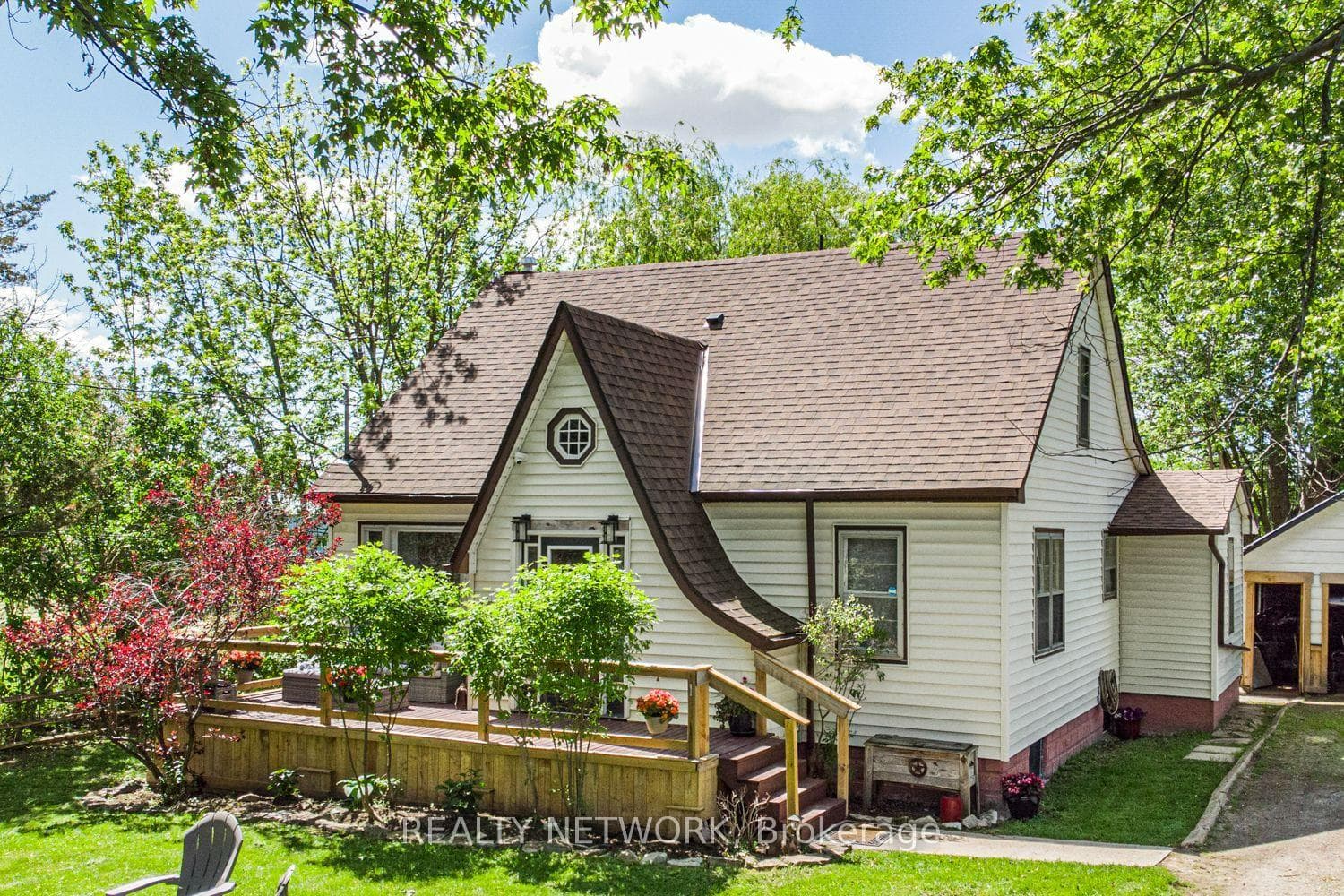 32 Grant Avenue photo 2