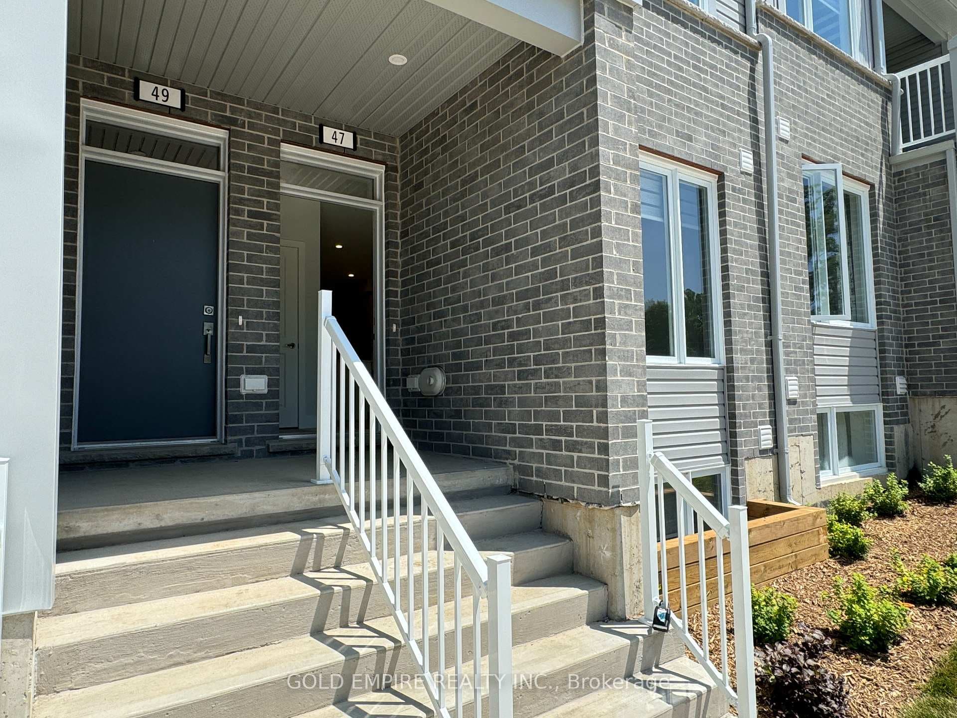 990 Deveron Crescent Unit 47 photo 5