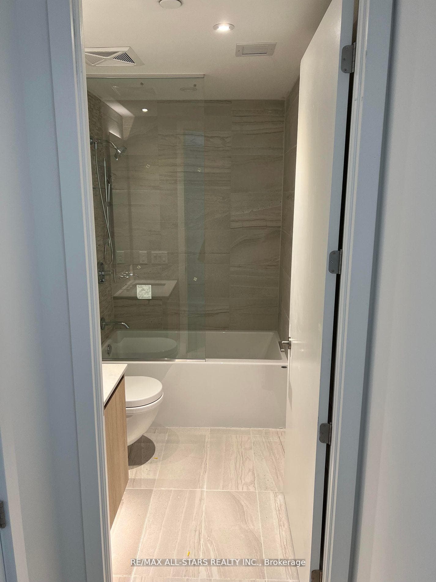 81 WELLESLEY Street Unit 1002 photo 1