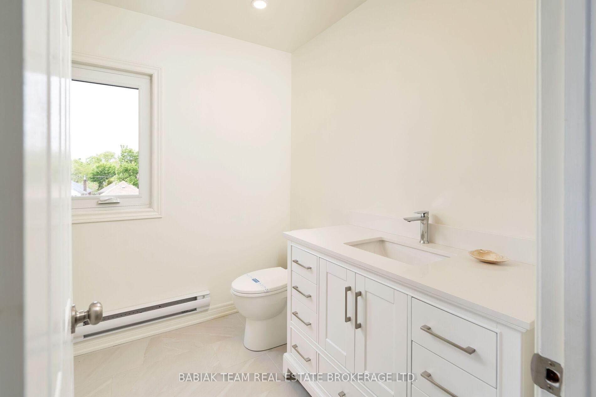 98 Abbott Avenue photo 27