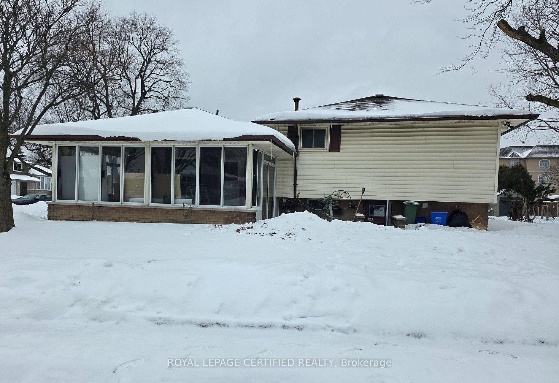 2 Rideau Crescent photo 2