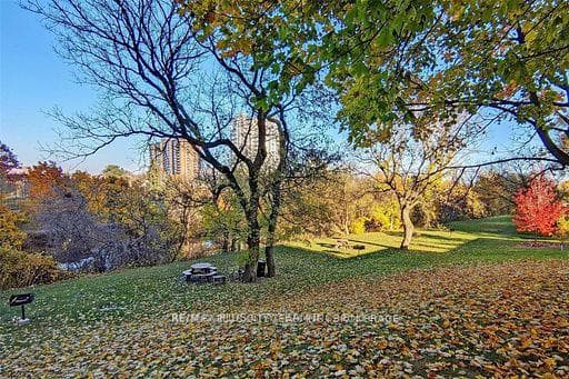 1535 Lakeshore Road Unit 305 photo 35