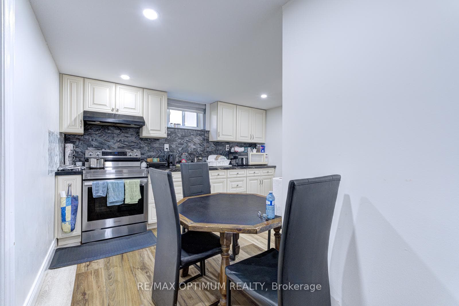 1747 Coram Crescent photo 33