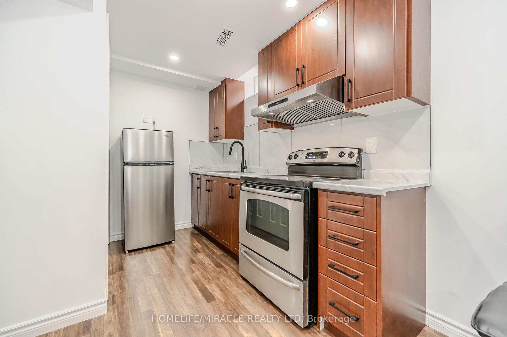 8 Griffiths Avenue photo 32
