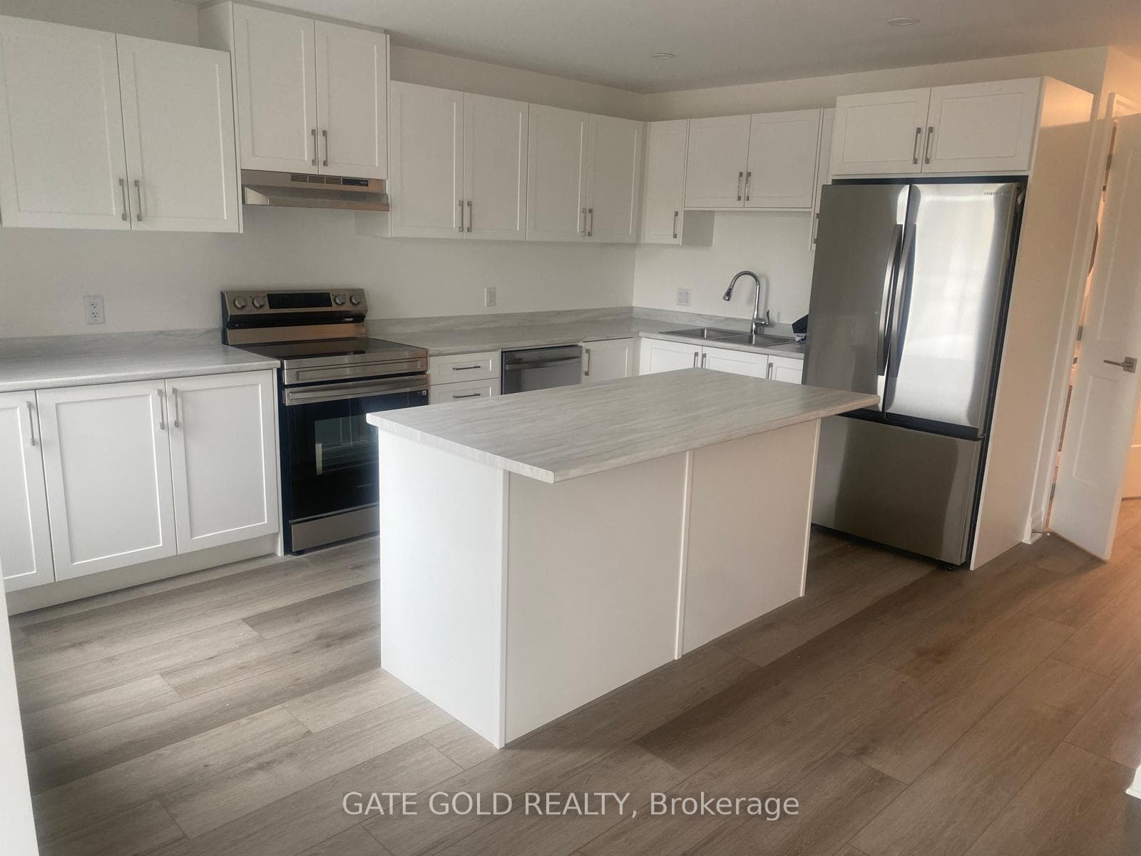 7426 PARKSIDE Drive Unit UPPER photo 9