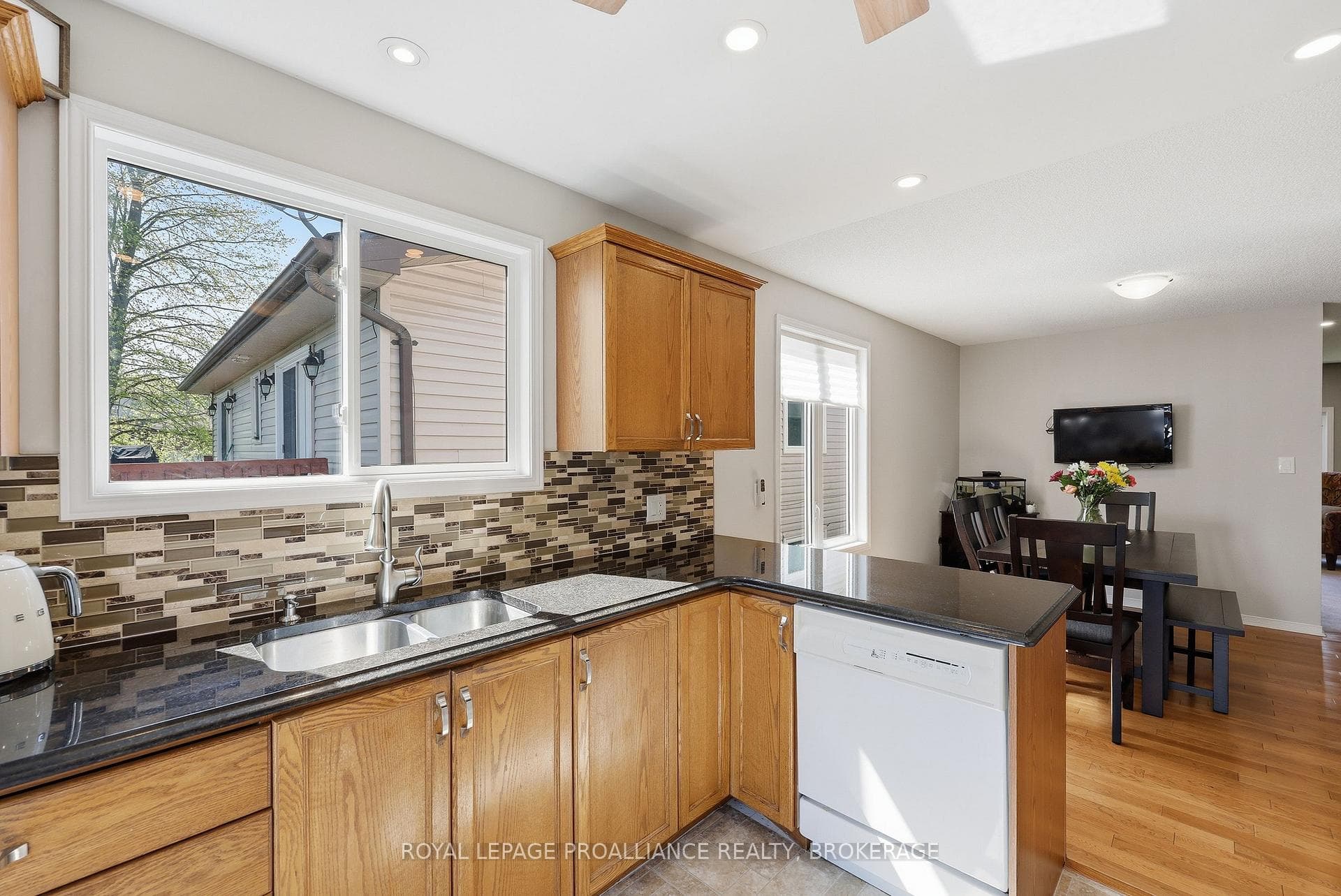 1380 Fisher Crescent photo 8