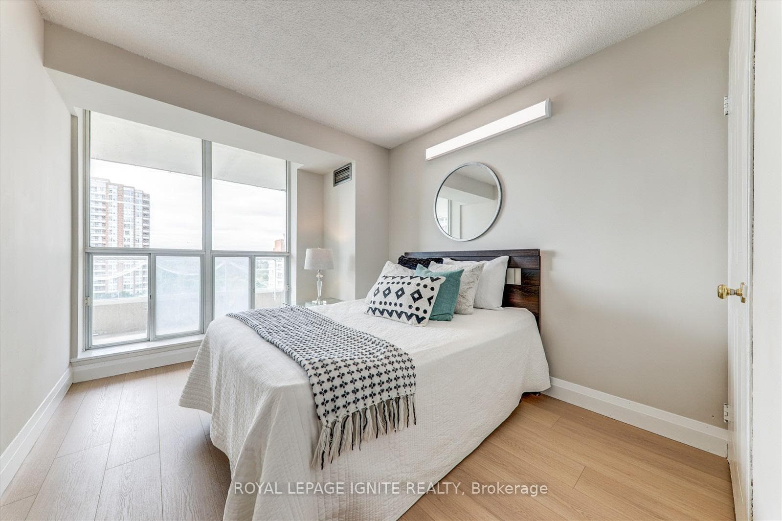 410 Mclevin Avenue Unit 906 photo 11