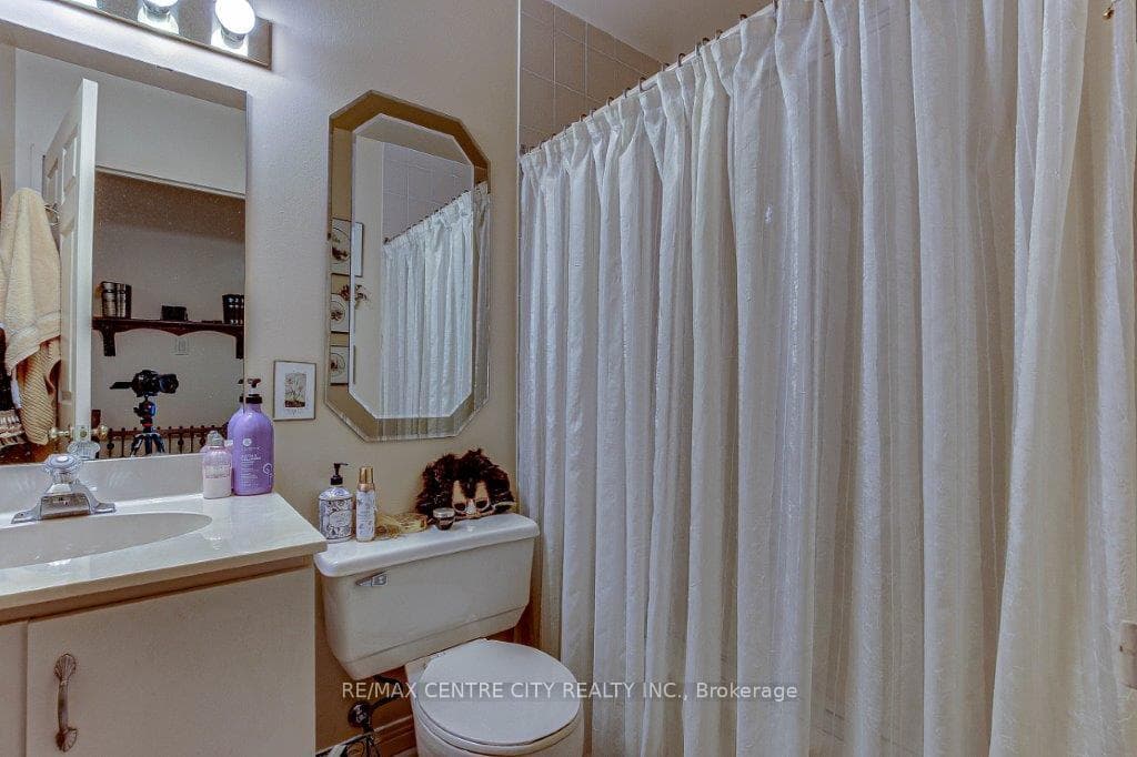 549 RIDOUT Street Unit 203 photo 17