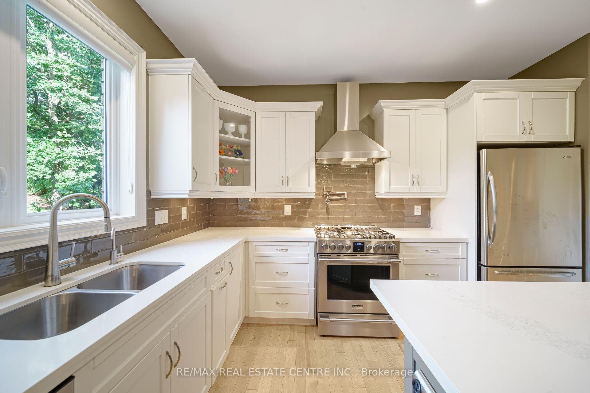112 Dirksen Court photo 10