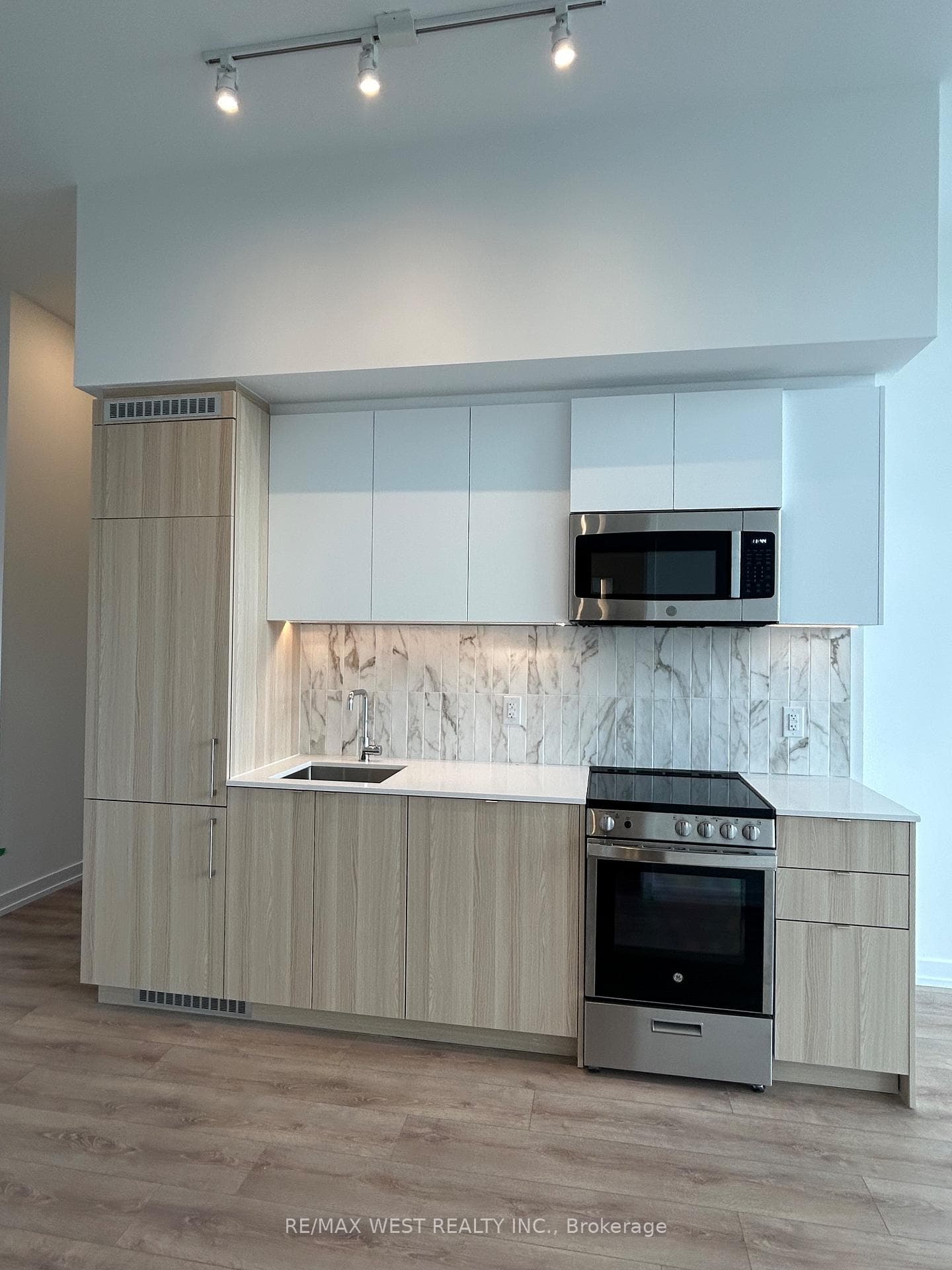 500 Dupont Street Unit 216 photo 11