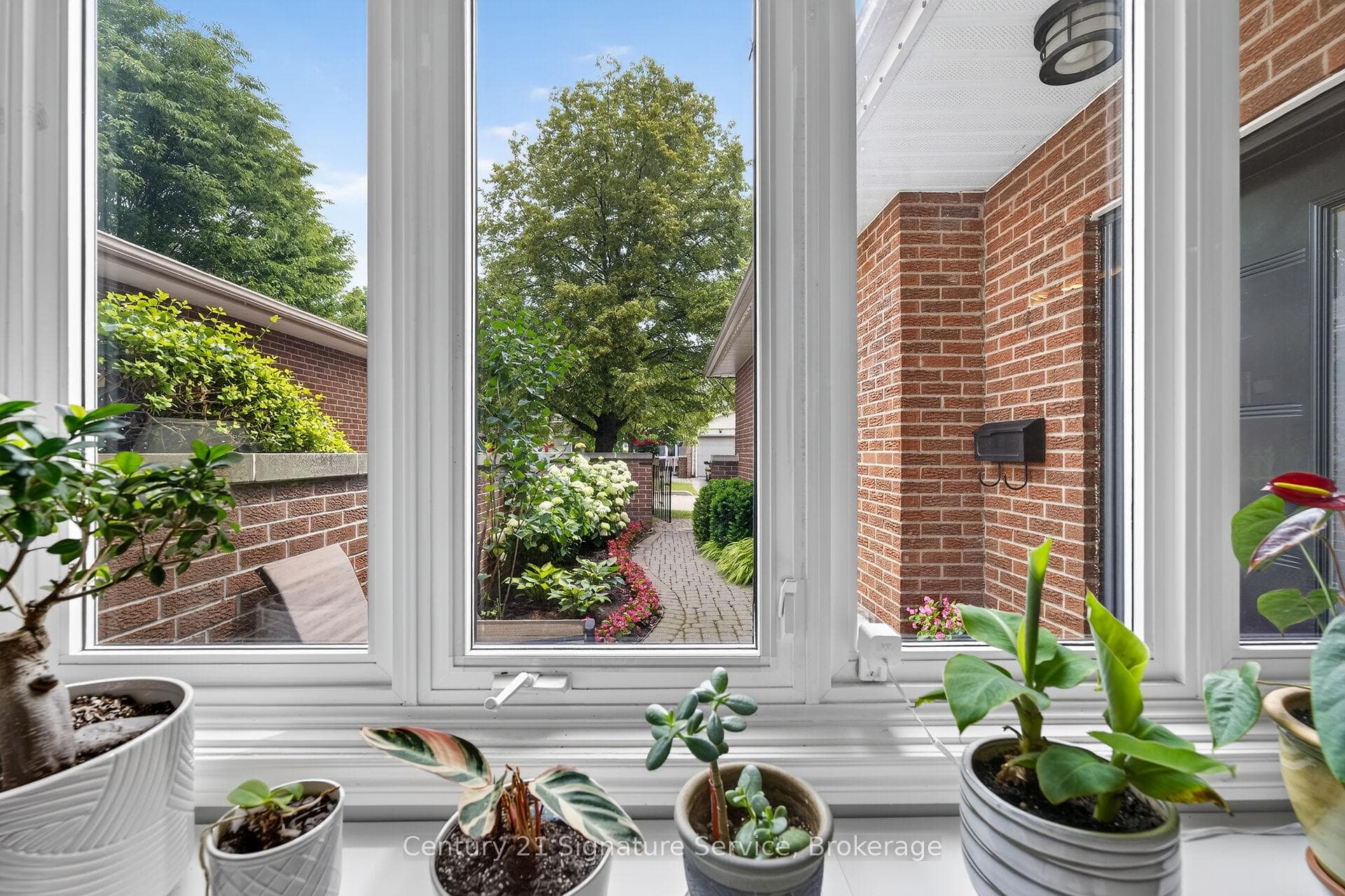 5183 Banting Court photo 13